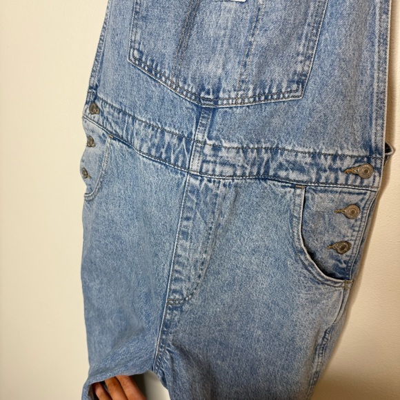 Levi’s Vintage Women’s Overalls in relaxed light wash denim size large - Picture 5 of 12